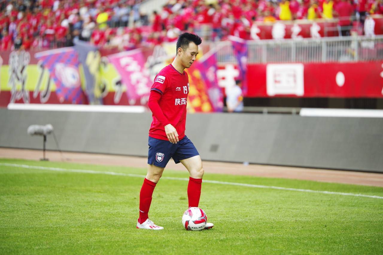 全场黑了五秒钟之后，舞台上的大荧幕忽然亮了起来。